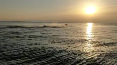Gün batımında denizde jet ski