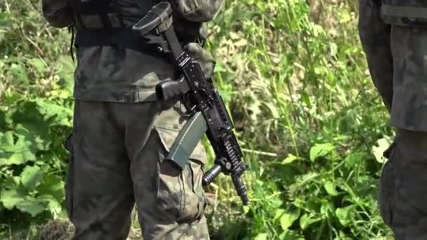 Soldados de las tropas fronterizas con un rifle de asalto — Vídeos de Stock