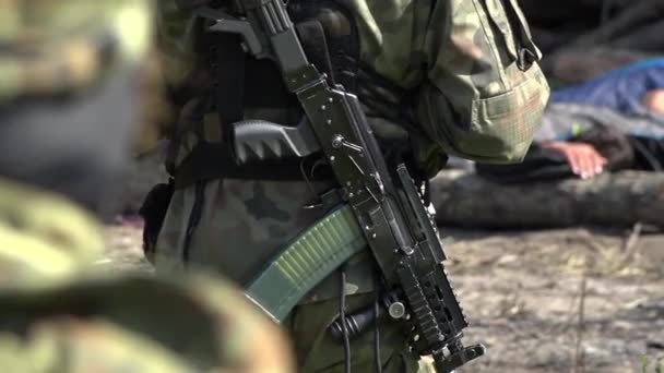 Soldaten der Grenztruppen mit einem Sturmgewehr — Stockvideo