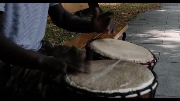 Africano toca tambor africano en la calle — Vídeo de stock