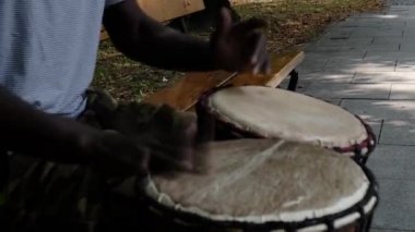 Afrikalı sokaklarda davul çalıyor