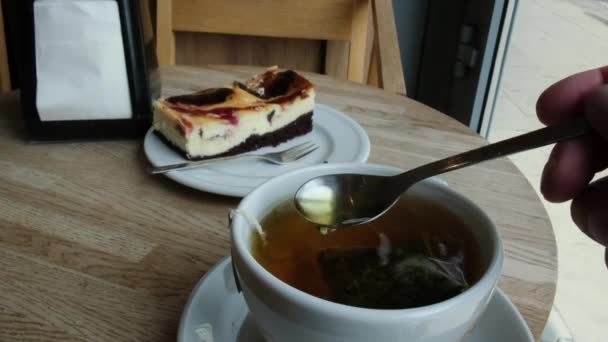 Té de menta y pastel en el restaurante — Vídeos de Stock