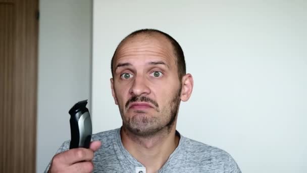 Egy vicces ember elkezdte levágni a szakállát, de a vágó elromlott. Hopsz! — Stock videók
