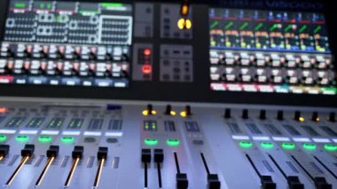 Televizyon stüdyosundaki merkezi kontrol konsolu