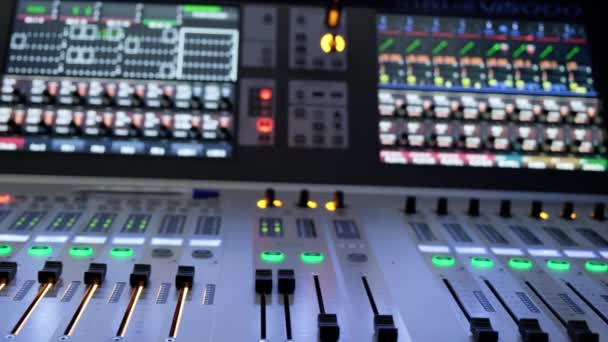Consola de control central en el estudio de televisión — Vídeo de stock