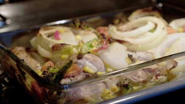Блюдо из мяса, курицы и овощей в духовке — стоковое видео