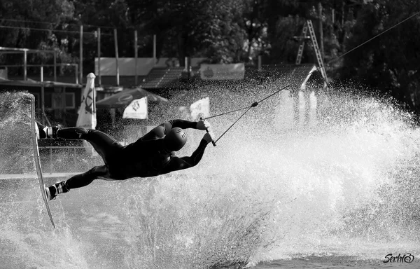 Wakeboarder na água . — Fotografia de Stock