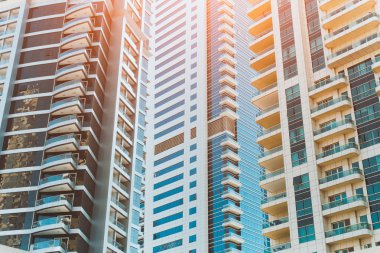 Güneşli gün, birden çok modern gökdelenler göster altından, Dubai