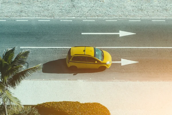 Rijbaan met gele auto taxi — Stockfoto