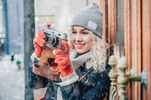 Joven rubia rizada hembra tomando una foto —  Fotos de Stock