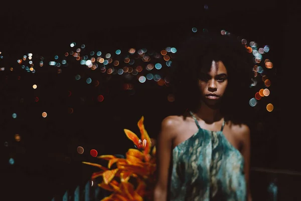 Tiro Uma Chave Escura Uma Jovem Mulher Brasileira Arrebatadora Simples — Fotografia de Stock