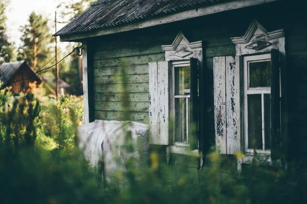 Fațada Unei Veri Vechi Din Lemn Mediul Rural Umbra Grădinii — Fotografie, imagine de stoc