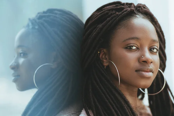 Retrato Close Uma Jovem Mulher Negra Bonito Com Dreadlocks Brincos — Fotografia de Stock