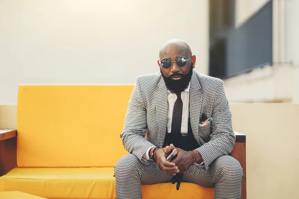 Retrato Guapo Negro Calvo Maduro Moda Con Barba Elegante Disfraz —  Fotos de Stock