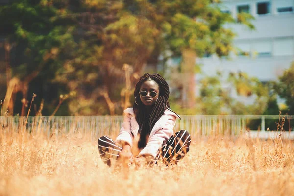 Uma Jovem Fêmea Negra Fresca Com Dreadlocks Brincos Enormes Óculos — Fotografia de Stock