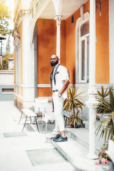 Dashing Mature Bearded Bald Black Guy Elegant White Suit Necktie — Stock Photo, Image