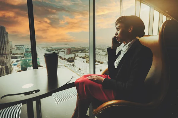 Uma Jovem Empresária Afro Americana Linda Está Falando Telefone Enquanto — Fotografia de Stock