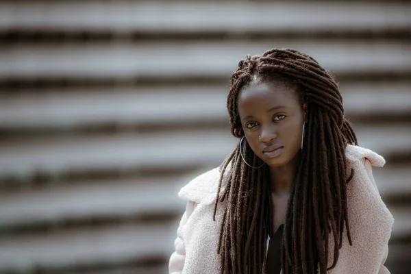 Retrato Livre Uma Jovem Mulher Negra Deslumbrante Com Dreadlocks Olhando — Fotografia de Stock