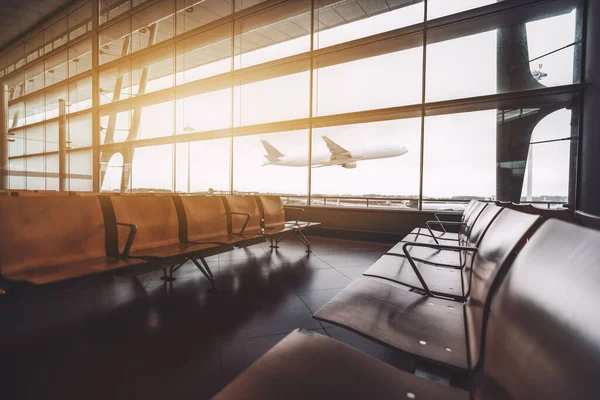 Una Sala Attesa Vuota Aeroporto Moderno Con File Sedili Legno — Foto Stock