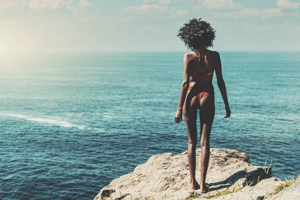 Una Bella Femmina Nera Sottile Costume Bagno Con Capelli Ricci — Foto Stock