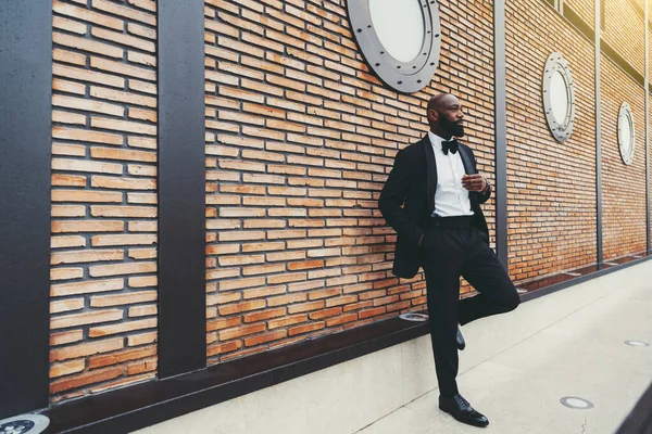 Elegant Mogen Skallig Skäggig Afrikansk Man Svart Kostym Med Vit — Stockfoto