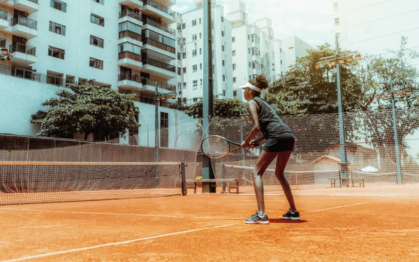 Une Jeune Femme Afro Américaine Svelte Joue Tennis Plein Air — Photo
