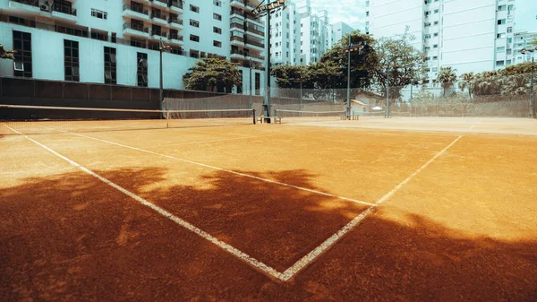 오렌지 진흙으로 뒤덮인 테니스장 구석에서 바라본 각도의 따뜻하고 브라질 리우데자네이루 — 스톡 사진