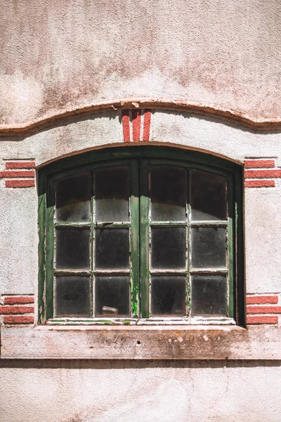 緑の塗料を剥離し アンティークヨーロッパの家の漆喰赤壁の一部と古い木製の鉛窓の垂直ショット 偽の赤レンガのパターン シントラ ポルトガル — ストック写真