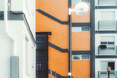 Pencereleri, küçük balkonları ve ön planda sokak lambası olan tipik bir Avrupai yerleşim bölgesindeki bir binanın ön cephesinin yakın görüntüsü, Lizbon, Portekiz 'de çok güneşli bir gün.