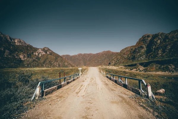 Wide Angle Mountain Scenery Old Wooden Bridge Earth Road Stretching — Stock Photo, Image