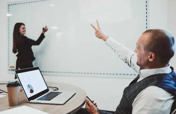 Hombre Negocios Una Mesa Conferencias Con Portátil Ella Está Mostrando — Foto de Stock