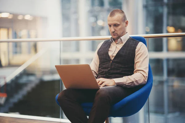 Een Serieuze Volwassen Ondernemer Zit Een Fauteuil Een Kantoorruimte Stuurt — Stockfoto