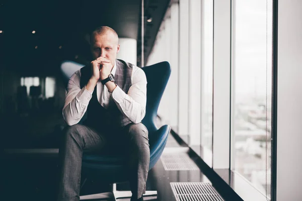 Портрет Сконцентрированного Трудолюбивого Нервного Предпринимателя Закрытыми Руками Сидящего Синем Кресле — стоковое фото