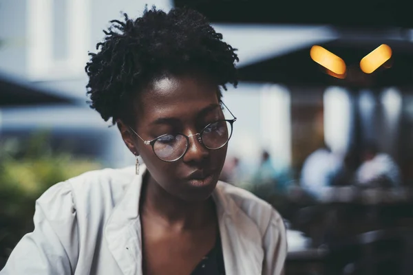 Portrait Young Black Woman Curly Hair Sitting Street Cafe Charming — Stock Photo, Image