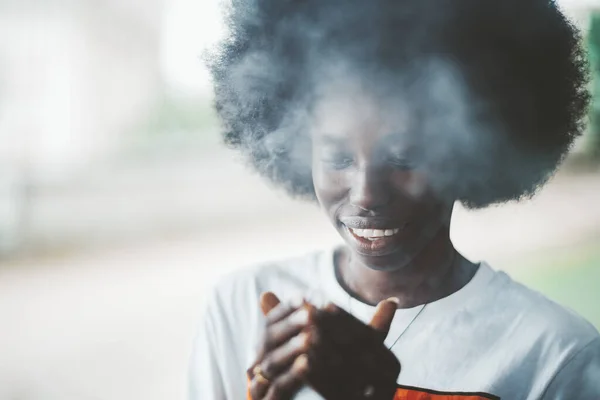 Retrato Una Joven Hermosa Hembra Negra Con Pelo Afro Enorme —  Fotos de Stock