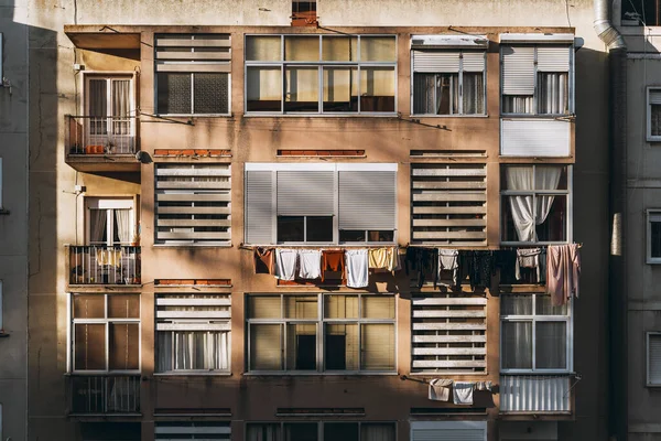 Typická Fasáda Obytného Domu Evropě Balkony Více Okny Žaluziemi Závěsnými — Stock fotografie