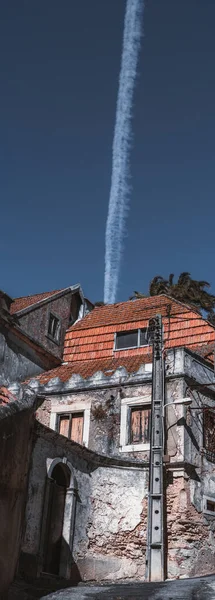 Tahta Pencereli Pullu Duvarlı Antika Issız Taş Bir Evin Dar — Stok fotoğraf