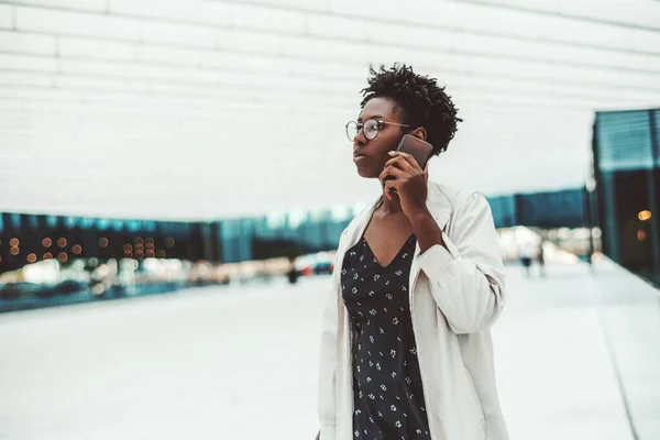 Beyaz Siperli Zarif Gözlüklü Merkezinin Girişinde Telefonla Konuşan Görkemli Siyahi — Stok fotoğraf