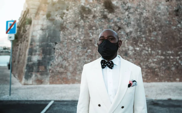 Retrato Chico Africano Barbudo Calvo Con Traje Blanco Con Una —  Fotos de Stock