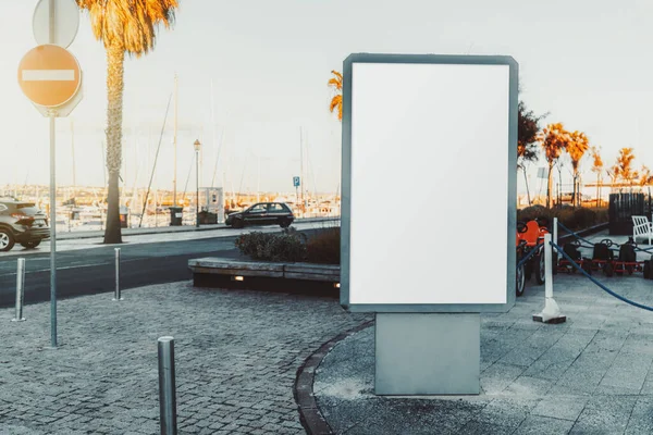 Una Maqueta Vertical Del Cartel Del Anuncio Blanco Acera Cerca — Foto de Stock