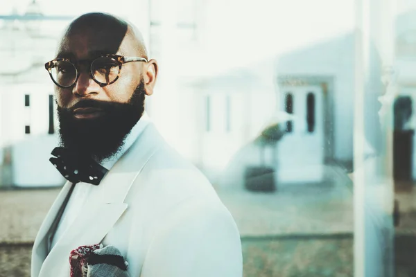 Retrato Elegante Hombre Negro Barbudo Calvo Elegante Con Gafas Traje —  Fotos de Stock