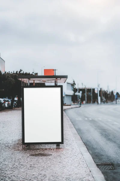 Vista Vertical Una Parada Autobús Con Marcador Posición Blanco Maqueta — Foto de Stock