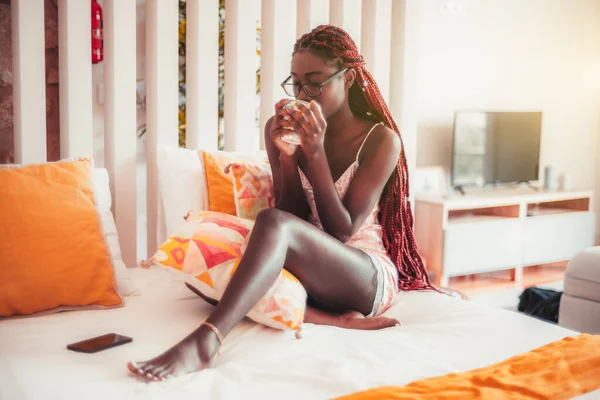 Morgonte Bländande Sensuell Ung Sömnig Afrikansk Kvinna Med Långt Flätat — Stockfoto