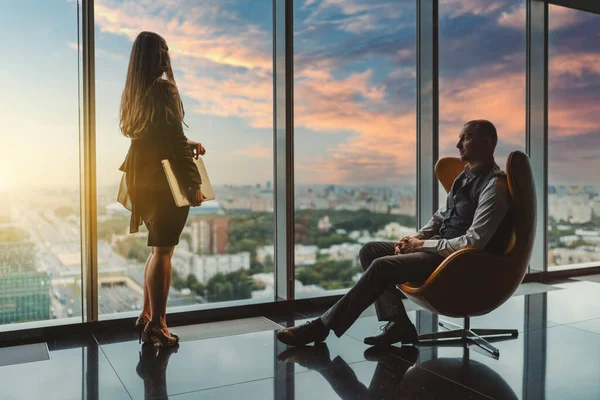 Una Escena Negocios Rascacielos Oficinas Lujo Cerca Ventana Hombre Emprendedor — Foto de Stock