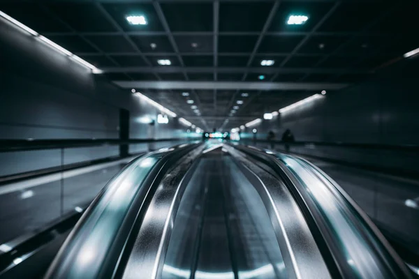 Ansicht Mit Geringer Schärfentiefe Von Zwei Reisenden Einem Modernen Flughafen — Stockfoto