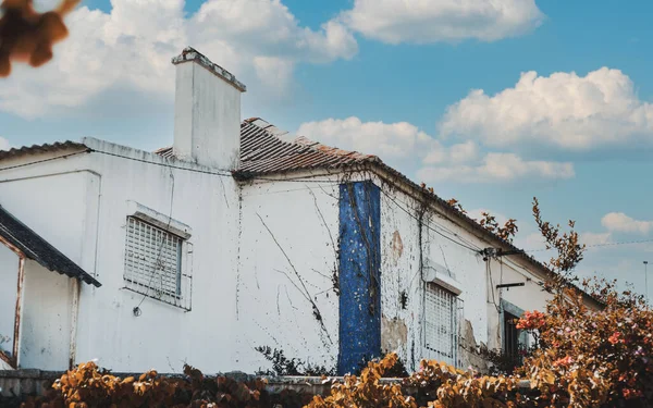 Vista Uma Bela Casa Campo Verão Velha Subúrbios Europeus Dia — Fotografia de Stock