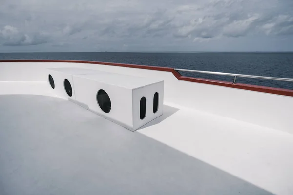 View Upper Deck Safari Boat Rectangular Box Bench Three Holes — Stock Photo, Image