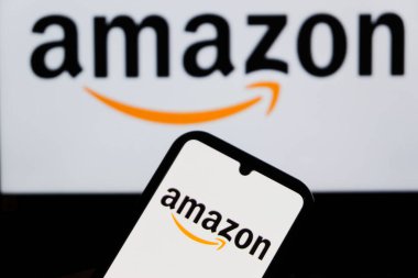 Bandung, Endonezya - 14 Ekim 2025: Bu resimde, Amazon logosu bir akıllı telefonda sergilenmektedir.