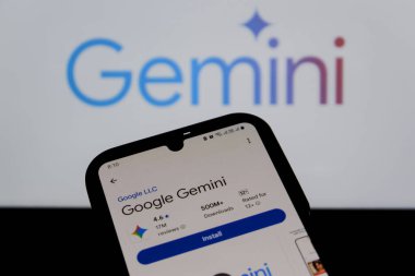 Bandung, Endonezya - 9 Ekim 2025: Bu resimde, Gemini yapay zeka logosu arka planda Gemini yapay zeka logosu ile gösteriliyor.