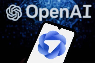 Bandung, Endonezya - 22 Ekim 2025: Bu fotoğraf illüstrasyonunda, ChatGPT Atlas logosu akıllı telefondan gösteriliyor.